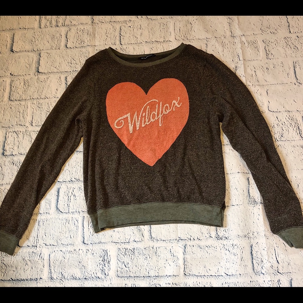 WILDFOX: Gray graphic heart sweater